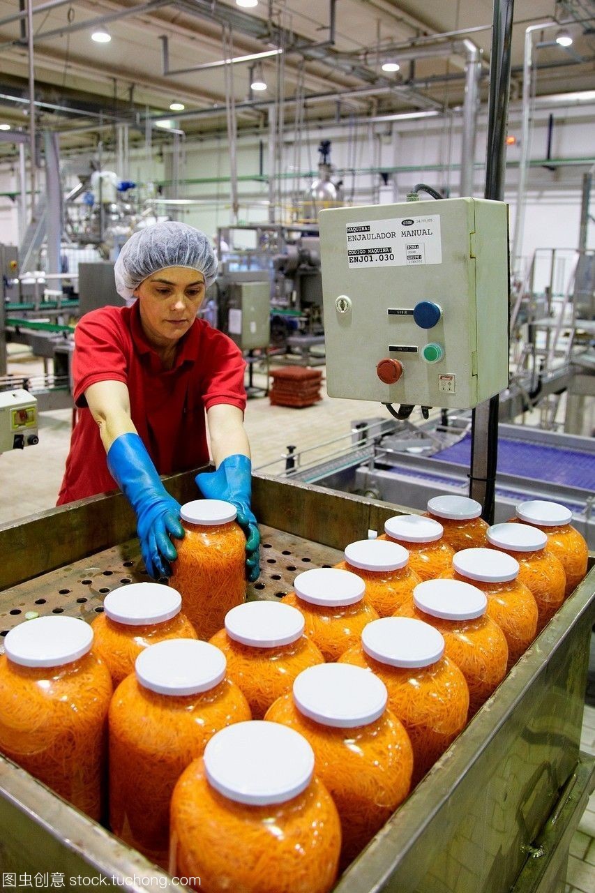 生產(chǎn)線在玻璃瓶罐頭蔬菜和豆類胡蘿卜罐頭行業(yè)農(nóng)業(yè)食品與gutarragruporiberebrovillafranca瓦西班牙